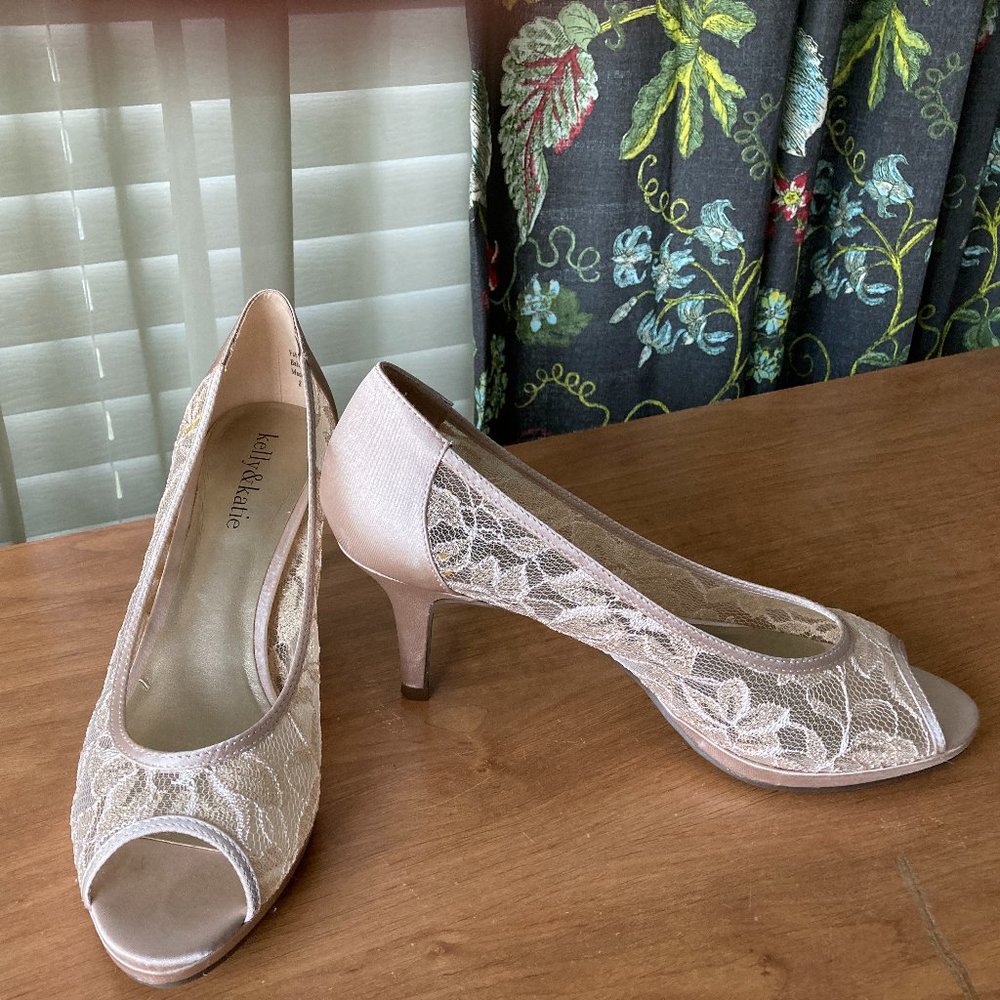 Kelly & Katie Gold Lace Peep Toe Pump 8M